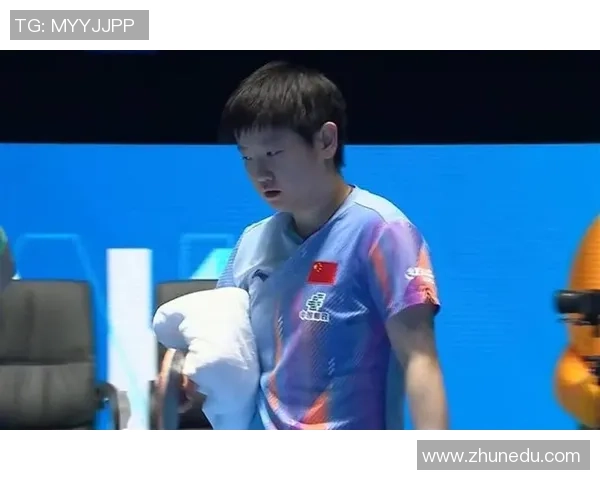 王曼昱领奖终露笑脸!张导满面红光太高兴 陈梦露齿笑莎莎很漠然